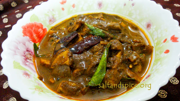 varutharacha-mushroom-curry